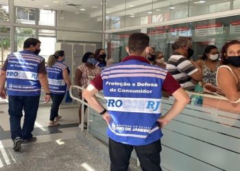 Agências bancárias também foram alvos de ação do Procon-RJ em Macaé — Foto: Divulgação/Procon RJ