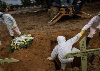 EPA/RAPHAEL ALVES
Legenda da foto,
Brasil tem quase 260 mil mortos por covid-19