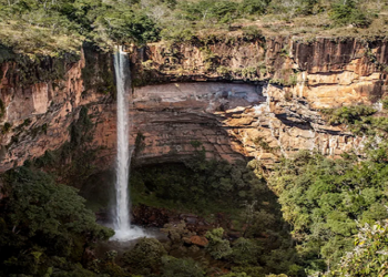 Em uma situação normal de nível hídrico, a cachoeira Véu de Noiva ostenta uma formosa queda d'água. (Foto: Getty Images)