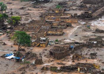 Área afetada pelo rompimento de barragem no distrito de Bento Rodrigues, zona rural de Mariana, em Minas Gerais