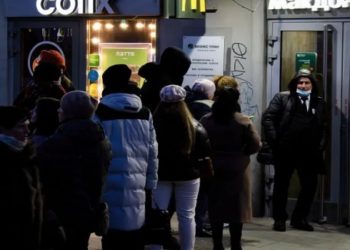 Pessoas esperam na fila para entrar em um restaurante McDonald's em Moscou, Rússia, em 11 de março de 2022. SOPA Images/LightRocket via Gett