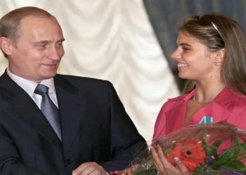 Em 2001, Putin premiou Kabaeva com uma Ordem da Amizade Foto: Getty