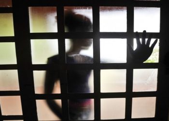 Brasília (DF), 17/02/2023 - Fotografia para ilustrar matéria sobre violência infantil, na foto uma criança é vista em silhueta através de uma porta. Foto: Marcelo Casal/Agência Brasil