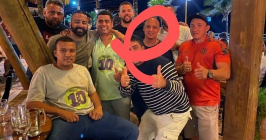 Júnior Gringo: apontado como miliciano aparece em foto festiva ao lado do prefeito de Carapebus (RJ), no Norte Fluminense