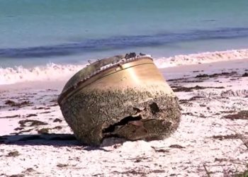 Objeto misterioso surge em praia na Austrália; peça pode ser de foguete ou do avião da Malaysia desaparecido desde 2014