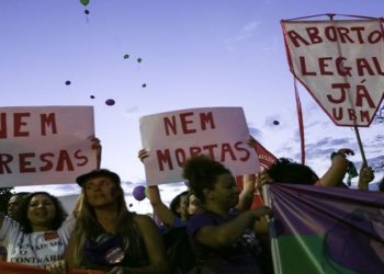 Participantes do Festival Pela Vida das Mulheres caminham do Museu Nacional da República até o Supremo Tribunal Federal (STF).  (Fábio Rodrigues Pozzebom - Agência Brasil)