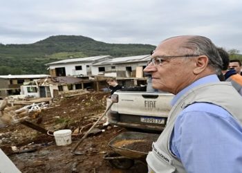 Vice-presidente Geraldo Alckmin visitou Muçum, uma das cidades mais afetadas pela passagem do ciclone no RS — Foto: Cadu Gomes/VPR