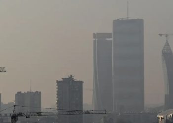 Poluição do ar em Milão, no norte da Itália, uma da cidades mais afetadas (Foto: Miguel Medina/AFP/Getty Images)