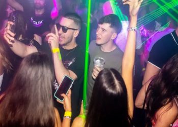 Discoteca em Manchester, Inglaterra: carga sonora pode igualar o ruído de uma britadeira
(Foto: Joel Goodman/ZUMAPRESS/picture alliance)