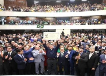 A Assembleia Legislativa do Paraná promoveu uma sessão solene para a outorga do Título de Cidadão Honorário do Paraná ao ex-presidente da República