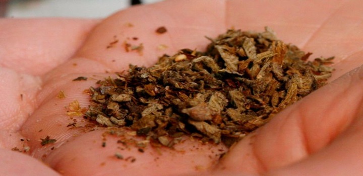 Substância líquida criada em laboratório, o K2 é misturado com ervas e fumado - e muitas vezes vendido sobre o nome de 'spice' (EPA/BORIS ROESSLER)