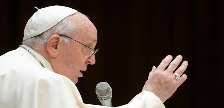 Papa diz que bênçãos LGBT são para indivíduos, não aprovação de uniões