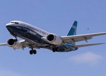 Agência reguladora de aviação dos Estados Unidos suspendeu temporariamente voos de 171 Boeing 737 Max 9 após avião da Alaska Airlines perder parte da fuselagem em pleno voo (REUTERS)