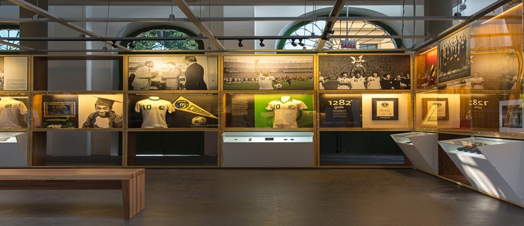 O museu reúne exposições, fotos, vídeos e acessórios que acompanharam Pelé ao longo de seus mais de 20 anos de carreira no futebol.