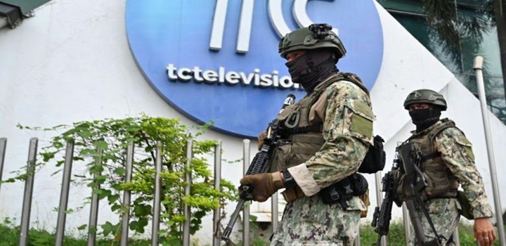 Em 9 de janeiro, um grupo armado entrou nas instalações da TC Televisión e manteve como reféns os funcionários do canal (Getty Images)
