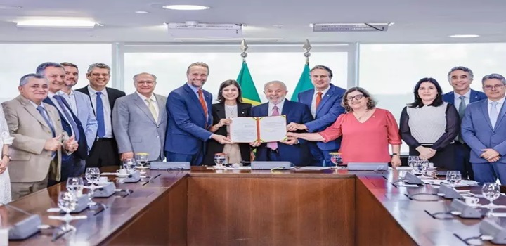 Lula sanciona lei que prevê bolsa de permanência para alunos do Ensino Médio