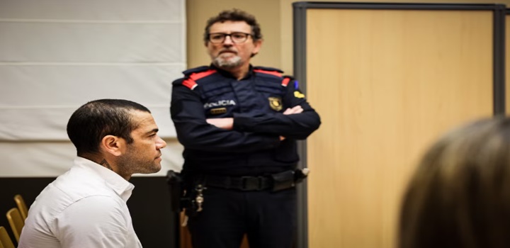 Daniel Alves no primeiro dia de julgamento por caso em que é acusado de estupro em Barcelona (Foto: Jordi Borràs / ACN)