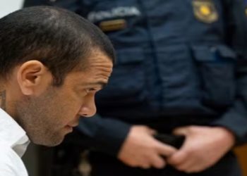 5 de fevereiro de 2024 - Daniel Alves no 1º dia de julgamento na Espanha — Foto: David ZORRAKINO / POOL / AFP