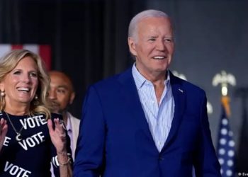 Ao lado da mulher, Jill Biden, o presidente americano Joe Biden sorri ao subir no palanque em comício na Carolina do Norte (Divulgação - Picture Alliance)