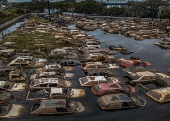 Carros destruídos em pátio de veículos de uma locadora próximo a posto PRF no Aeroporto Salgado Filho — Foto: Rafa Neddermeyer/Agência Brasil