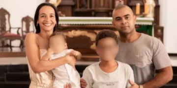 Adolescente de 14 anos é apreendido em Itaperuna (RJ) após confessar ter matado os pais e o irmão de 3 anos. Polícia investiga motivação e destaca frieza do menor durante depoimento.