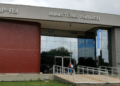"Deus tem um favorito", disse humorista sobre doença da cantora, que o processou em 2019. Plateia teve celulares lacrados para evitar registros.