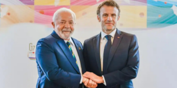 Lula critica países ricos por não cumprirem promessas do Acordo de Paris e cobra novo modelo de desenvolvimento sustentável com financiamento climático real.