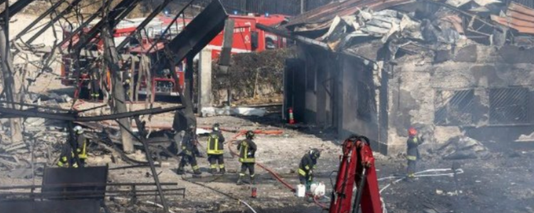 Acidente em posto de combustível causou explosão em Roma, deixando feridos. Autoridades e Papa expressam apoio às vítimas.